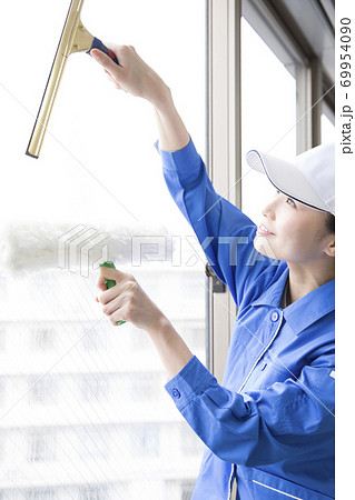 清掃員の女性 69954090