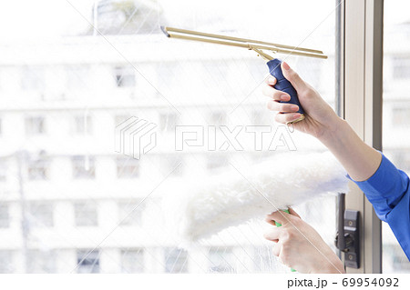 清掃員の女性 69954092