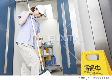 掃除をする女性清掃員の写真素材