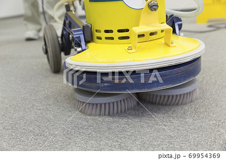 床掃除する女性清掃員 床掃除する女性清掃員 69954369