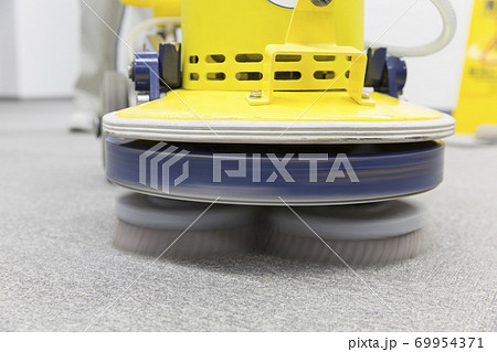 床掃除する女性清掃員 69954371