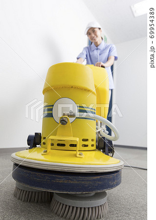 床掃除する女性清掃員の写真素材