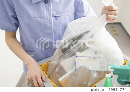 ゴミを回収する清掃員 69954774
