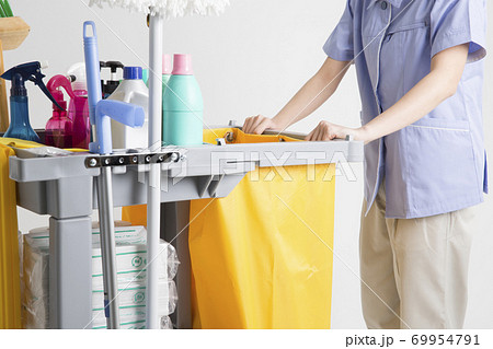 女性清掃員 69954791