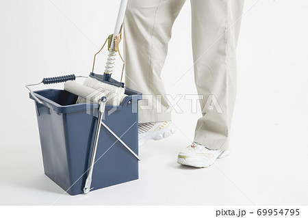 床拭きをする女性清掃員 69954795