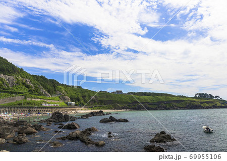 青空と釜磯海水浴場　山形県遊佐町 69955106