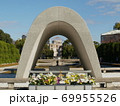 広島　平和記念公園　原爆死没者慰霊碑 69955526