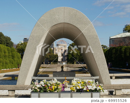 広島　平和記念公園　原爆死没者慰霊碑 69955526