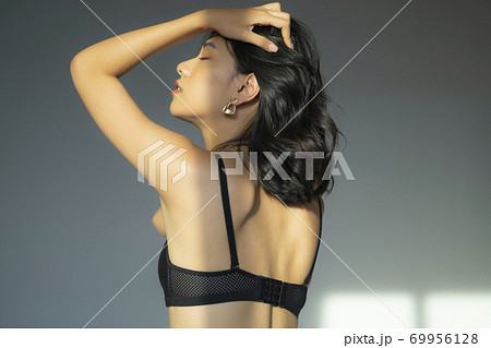 女性　ポートレート　ビューティー 69956128