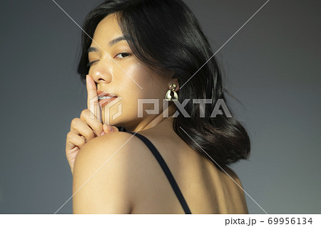 女性　ポートレート　ビューティー 69956134