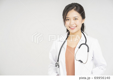 女性　ポートレート　医者 69956140