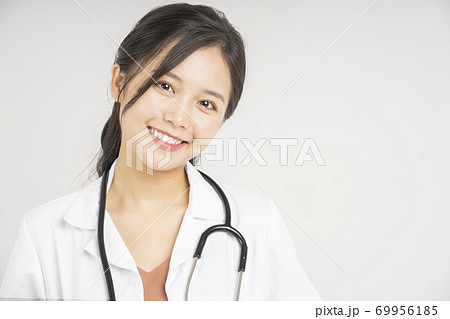 女性　ポートレート　医者 69956185