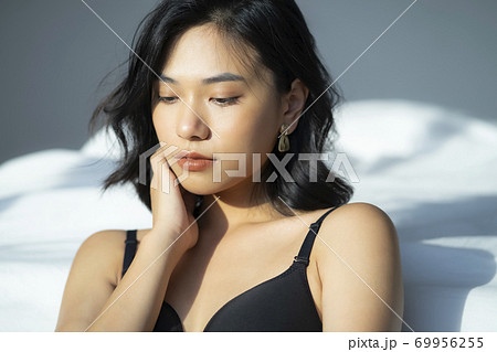 女性　ポートレート　ビューティー 69956255