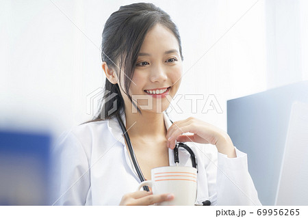 女性　医者　仕事 69956265