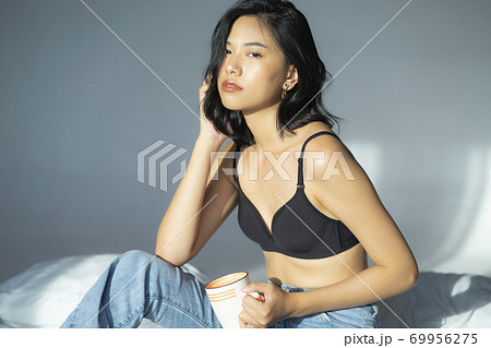 女性　ポートレート　ビューティー 69956275