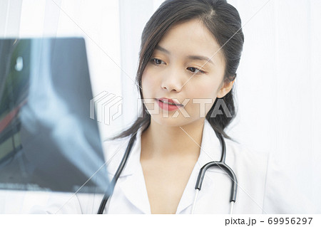 女性 医者 仕事 女性 医者 仕事 69956297