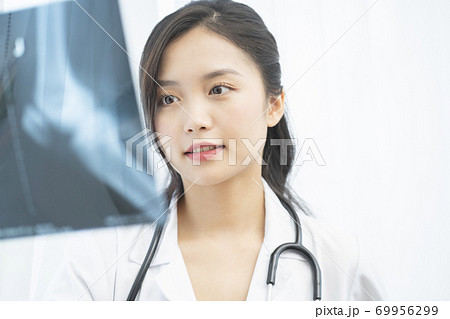 女性 医者 仕事 女性 医者 仕事 69956299