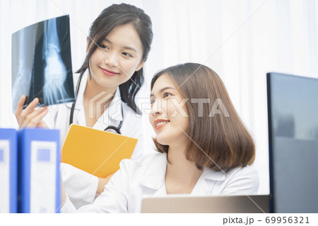 女性 医者 仕事 女性 医者 仕事 69956321