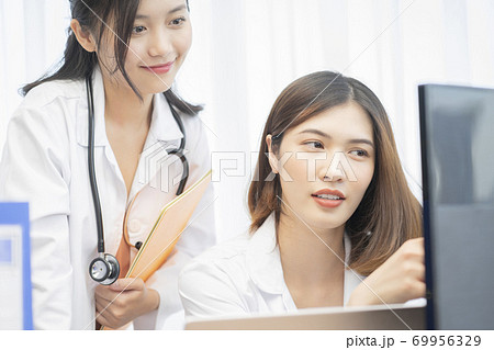 女性 医者 仕事 女性 医者 仕事 69956329
