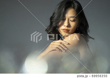 女性　ポートレート　ビューティー 69956350