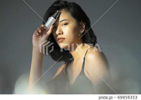 女性　ポートレート　ビューティー 69956353