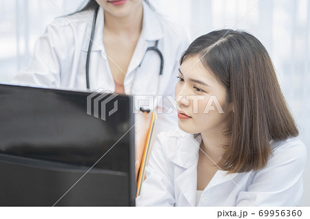 女性　医者　仕事 69956360