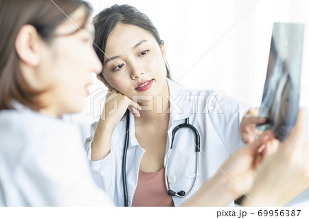 女性 医者 仕事 女性 医者 仕事 69956387