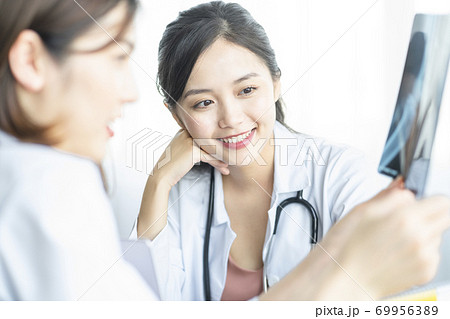 女性 医者 仕事 女性 医者 仕事 69956389