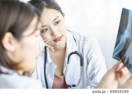 女性 医者 仕事 女性 医者 仕事 69956390