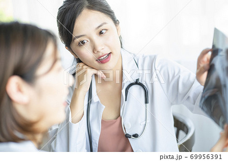 女性 医者 仕事 女性 医者 仕事 69956391