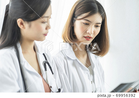 女性 医者 仕事 女性 医者 仕事 69956392