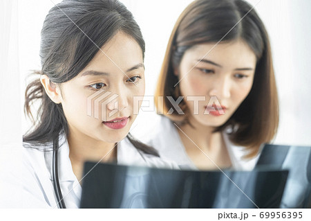 女性 医者 仕事 女性 医者 仕事 69956395