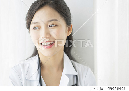女性 ポートレート 医者 女性 ポートレート 医者 69956401