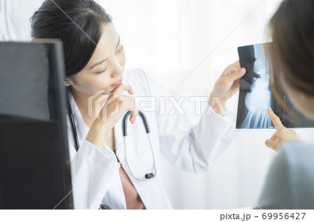 女性 医者 仕事 女性 医者 仕事 69956427