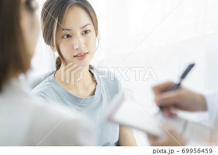 女性 医者 仕事 女性 医者 仕事 69956459