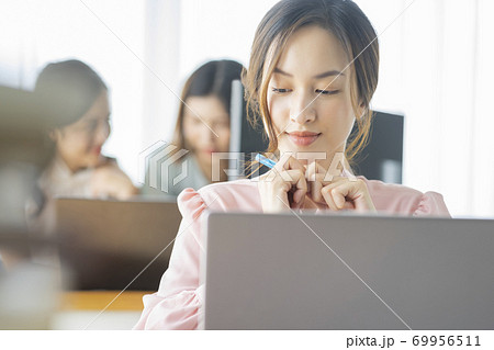 女性 ビジネスウーマン 女性 ビジネスウーマン 69956511