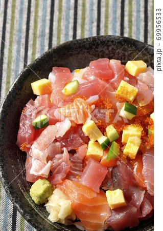 和柄の布の上に置かれた鮪やサーモンなどが入った海鮮丼(俯瞰) 和柄の布の上に置かれた鮪やサーモンなどが入った海鮮丼(俯瞰) 69956533