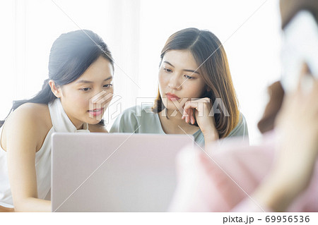 女性　ビジネスウーマン 69956536