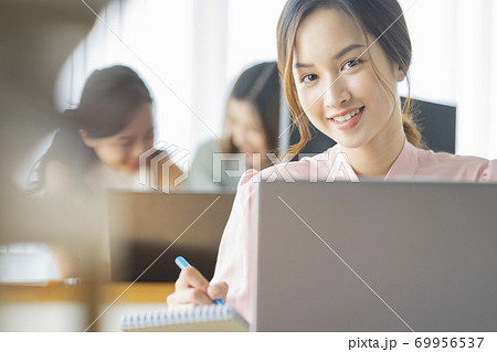 女性　ビジネスウーマン 69956537