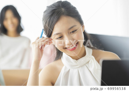 女性　ビジネスウーマン 69956538