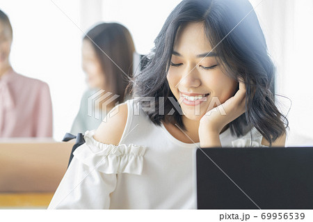 女性　ビジネスウーマン 69956539