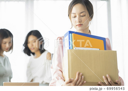 女性　ビジネスウーマン　退職 69956543