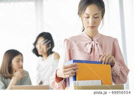 女性 ビジネスウーマン 退職 女性 ビジネスウーマン 退職 69956554