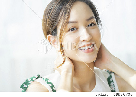 女性　ポートレート 69956706