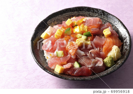 鮪やサーモン、きゅうりやとびこなどが入った海鮮丼 69956918