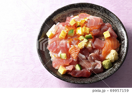 鮪やサーモン、きゅうりやとびこなどが入った海鮮丼（俯瞰） 69957159