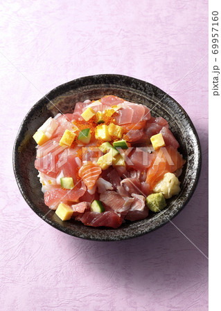 鮪やサーモン、きゅうりやとびこなどが入った海鮮丼（俯瞰） 69957160