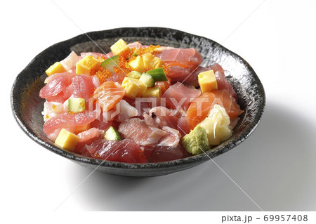鮪やサーモン、きゅうりやとびこなどが入った海鮮丼（白背景） 69957408