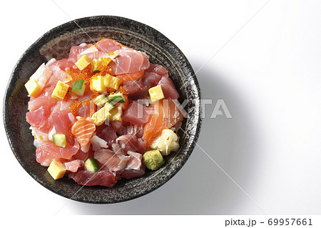 鮪やサーモン、きゅうりやとびこなどが入った海鮮丼（白背景、俯瞰） 69957661