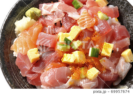 鮪やサーモン、きゅうりやとびこなどが入った海鮮丼(白背景、俯瞰) 鮪やサーモン、きゅうりやとびこなどが入った海鮮丼(白背景、俯瞰) 69957674